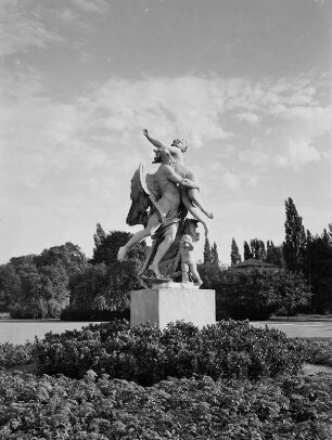 Die Zeit entführt die Schönheit : Die Zeit entführt die Schönheit. Marmor (P. Balestra). Dresden, Großer Garten
