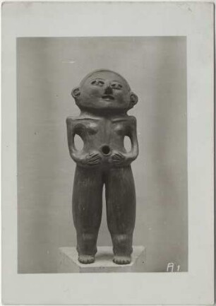 Karikierte weibliche Figur aus geglättetem Ton.