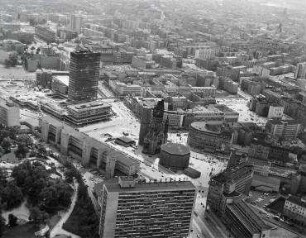 Luftaufnahme, Blick von Norden auf den Breitscheidplatz. Berlin-Charlottenburg, Budapester Straße, Tauentzienstraße