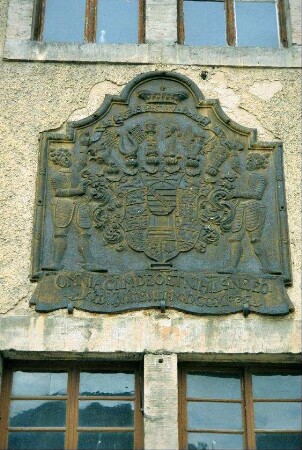 gusseiserne Tafel mit Wappen und Inschrift im Schlossinnenhof