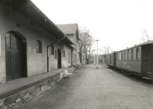 Radeburg, Bahnhofstraße. Bahnhof (1884). Empfangsgebäude. Gleisseite mit unbefestigtem Hausbahnsteig