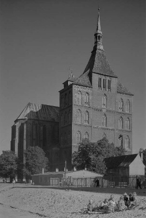 Rostock. Hauptpfarrkirche St. Marien, Westwerk der Marienkirche von der Langen Straße aus gesehen, links das nördliche Querhaus