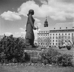 Trümmerfrau : Trümmerfrau. Bronze, überlebensgroß (1952; W. Reinhold). Dresden-Altstadt, Rathausplatz