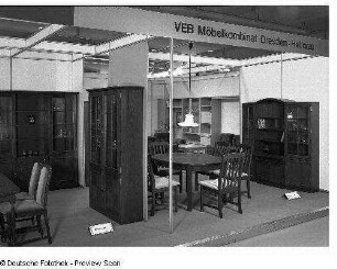 Vitrinenschrank Falstaff : Ausstellungskojen des VEB Möbelkombinat Dresden-Hellerau mit Möbeln des Modells "Falstaff