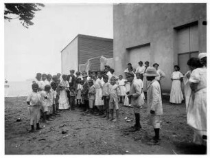Straßenszene mit Kindergruppe in San Juan : Weltreisen. San Juan. Straßenszene mit Kindergruppe