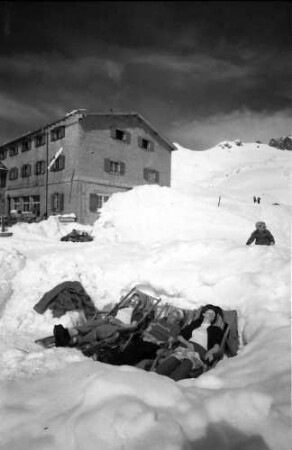 Oberstdorf: Nebelhorn; sonnende Gruppen in Schneelöchern