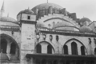Süleymaniye-Moschee : Front der Süleymaniye-Moschee in Istanbul.