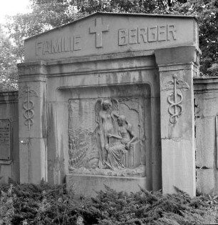 Wandgrabmal der Familie Berger : Wandgrabmal der Familie Berger. Sandstein (wohl um 1910). Chemnitz-Reichenbrand, Friedhof der Johanneskirchgemeinde