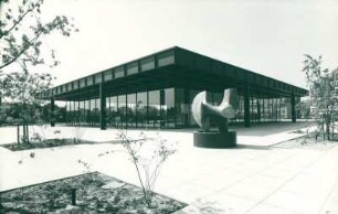 Neue National Galerie Berlin. Vordergrund: Plastik von Henry Moore "Archer"