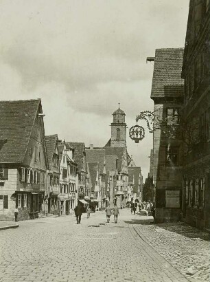 Dinkelsbühl. Segringer Straße gegen Turm der St. Georgskirche