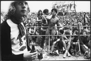 Publikum bei einer Open Air-Veranstaltung, darunter ein nackter Mann