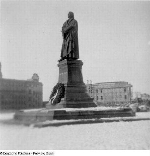 Denkmal für Martin Luther : Rietschel, Ernst und Donndorf, Adolf von. Lutherdenkmal. Bronze, Sandstein; überlebensgroß. 1858 (Entwurf), 1885 (Vollendung). Dresden-Altstadt, Neumarkt