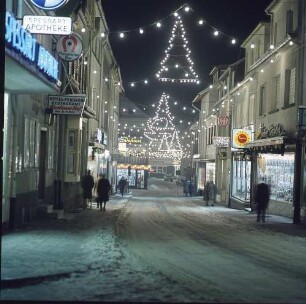 Bad Orb. Hauptstraße. Ansicht mit weihnachtlicher Illumination