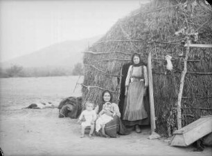 griechische Frauen mit Kleinkindern vor ihrer Hütte