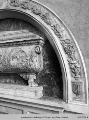 Denkmal für Vincenzio Peruzzi in Form eines Arkosolgrabmals mit Epitaph