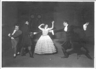 Die Elixiere des Teufels. Ballett (Pantomime) nach E. T. A. Hoffmann, bearbeitet von E. Cleve-Petz mit Musik von Jaap Kool. Ellen von Cleve-Petz als Aurelie, Felix Steinböck als Medardus, Erich Ponto als Belcampo, Gino Neppach als Graf Victorin, Susanne Dombois als Heilige. Staatsoper Dresden, Uraufführung 2.12.1925 unter Leitung von Kurt Striegler (Choreographie: E. Cleve-Petz, Regie: G. Kiesau, Bühnenbild: A. Mahnke, Kostüme: L. Fanto). Fotografie (Negativabzug auf Papier) von Ursula Richter