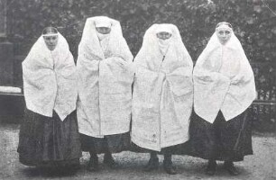 Evangelische Trauertracht in Klitten : Kleidung - Truhentracht. Ort: Klětno / Klitten. Evangelische Trauertracht in Klitten. Kleidung bei tiefer Trauer und beim Austrauern.
