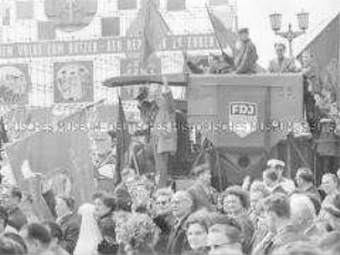 Wagen der LPG "1. Mai" Wartenberg bei Kundgebung zum 1. Mai in Berlin (Ost) vor dem Zeughaus