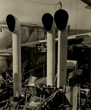 Auf dem 1931 in Dienst gestellten kombinierten Passagier- und Frachtschiff "Monte Rosa". Blick gegen das Achterdeck. Passagiere nehmen in Liegestühlen neben Rettungsbooten ein Sonnenbad.