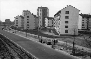 Karlsruhe: Mühlburg, Blick von der Straßenbrücke auf Hochhäuser