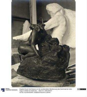 Drei Sirenen vor der unvollendeten Steinfassung des Denkmals für Victor Hugo im Atelier du Dépôt des marbres
