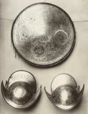 Rundschild und kursächsische Morions mit Ätzdekor
