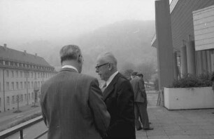 Freiburg: Kongresshalle [am Karlsplatz], Justizminister Posser, Bundespräsident Heinemann, auf Terrasse