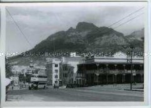 Straßenszene mit Omnibus, Muizenberg, Südafrika