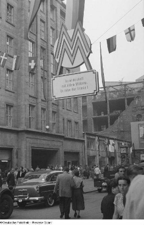 Passanten und Besucher der Leiziger Messe 1954 auf der mit Straßendekoration versehenen Petersstraße