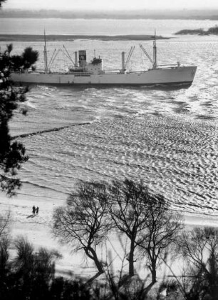 Hamburg-Blankenese. Blick auf die Elbe. Ein Küstenmotorschiff fährt Richtung Nordsee