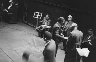 Aufnahmen der Proben zu "Don Giovanni" von Wolfgang Amadeus Mozart mit Dirigent Joseph Keilberth und Intendant Legal. Deutsche Staatsoper Berlin : Joseph Keilberth (hinten, 2. von links) und Ernst Legal (hinten, 3. von links) beobachten die Proben
