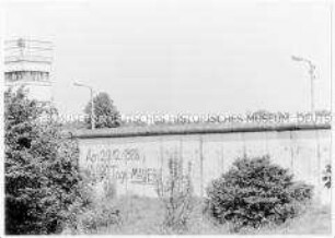 Serie: Mauerfall/Deutsche Einheit: Berliner Mauer mit Turm und Aufschrift