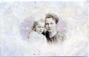 Postkarte mit Bildnis von Mutter und Tochter