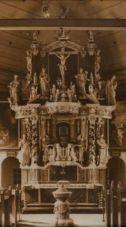 Innenraum der alten Dreifaltigkeitskirche in Hamburg-Hamm mit Altar und Taufstein