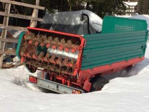 Maschinenabstellplatz im Freien bei starken Schneefall