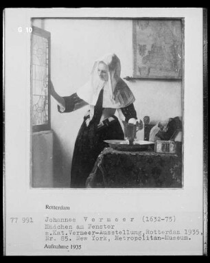 Junge Frau mit Wasserkrug