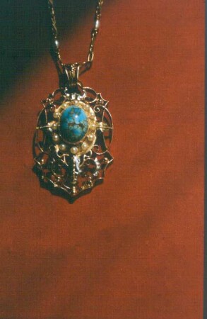 Schmuckanhänger (J 50) : Schmuckanhänger (J 50). Messerdraht, Türkis, Perlen (vor 1962; J. Eckert)