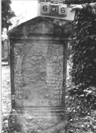 Grabstein 606 (Index: 99788249) Material: Sandstein Zustand: sehr stark verwittert mit sehr großem Textverlust Maße HxBxT: 123x61x11 cm: Grabstein 606
