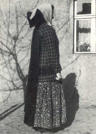 Modernes Kopftuch in Radibor : Kleidung - katholische Tracht. Ort: Radwor / Radibor. Modisches Kopftuch mit Tracht kombiniert. Vgl. Lětopis C 11/12 (1968/69).