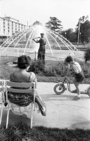 Wasserspiele in der Ettlinger Straße.