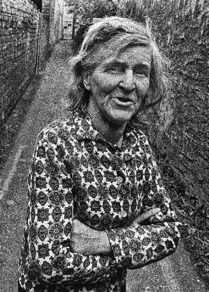 Alte Frau : Portrait einer alten Frau im gemusterten Kleid