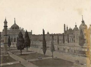 Lucknow (Lakhnau), Indien. Hussainabad Imambara (oder Chhota Imambara; 1837 als Mausoleum für Muhammad Ali Shah). Ansicht mit langem Wasserbecken, rechts Grabbau für die Tochter von Ali Shah