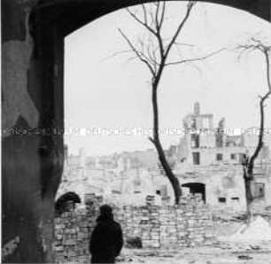 Bau der Mauer aus Ruinensteinen im Warschauer Ghetto