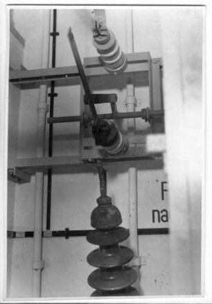 Hochspannungs- Umspannwerk mit Lasttrennschaltern, Schaltanlagen und Transformatoren, hier: Isolatoren