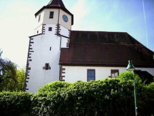 Ansicht von Norden mit Kirche (Kirchturm im Kern Romanisch mit Schießscharten im Mittelgeschoß sowie Langhaus-Neubau 1745) über Kirchhofmauer (stark überwuchert)