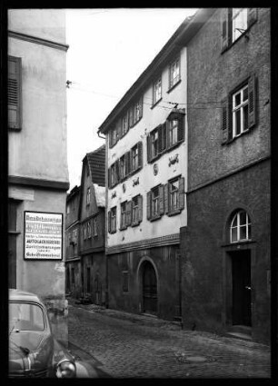 Haus Mühlenstraße 27 mit Wandornamenten, gegenüber Werbeschild der Malermeister G. und H. Henning