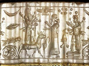 Neuassyrisches Rollsiegel (unten steckt noch ein Bronzestift mit durchbohrtem Knauf): Gott mit Hörnermütze auf schreitendem Stier, Priester (oder Beter), Göttin (Ištar?), verschiedene Göttersymbole