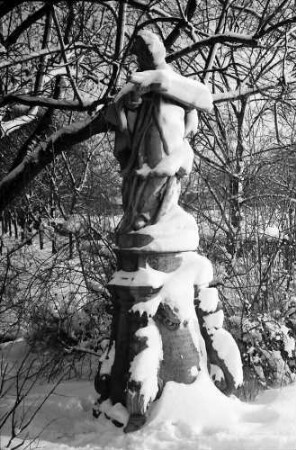 Freiburg: Verschneite Nepomukfigur am Sandfang