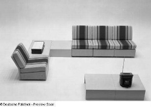 Sitzgruppe (variabel) : Variable Sitzgruppe (1972; Möbelkombinat Halle). Ansicht mit Beistelltischen