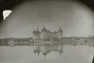 Schloss Moritzburg : Moritzburg. Schloss (1723/1736, M. D. Pöppelmann, Z. Longuelune, J. de Bodt), Ansicht über den Schloßteich